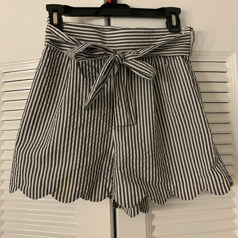 Scalloped short
